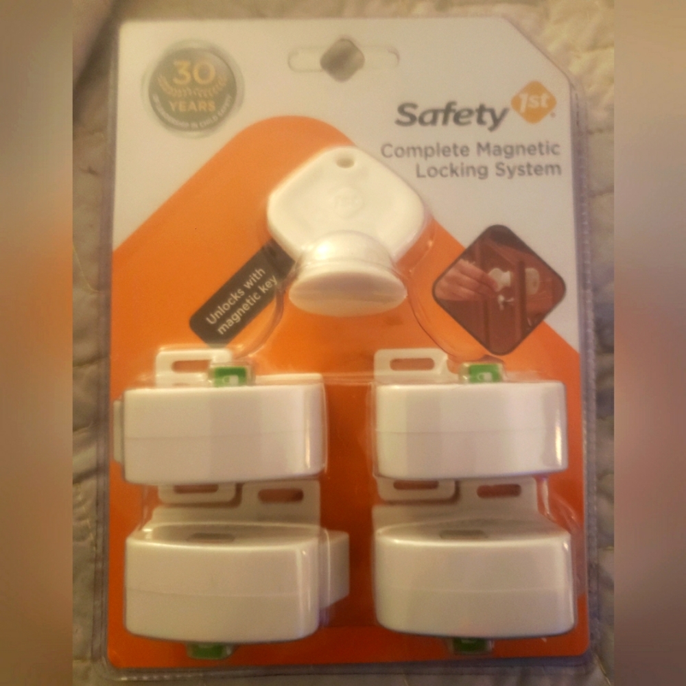 Safety 1st Magnetic Locking System
